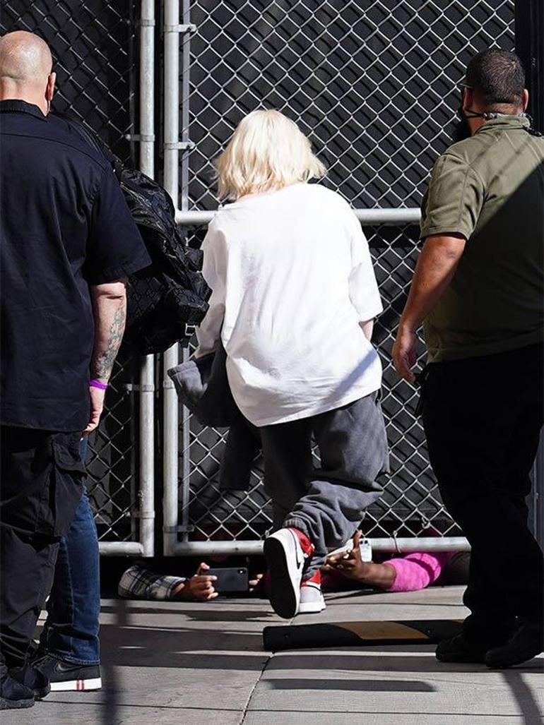 Billie Eilish hayranına yere yatarak ulaştı