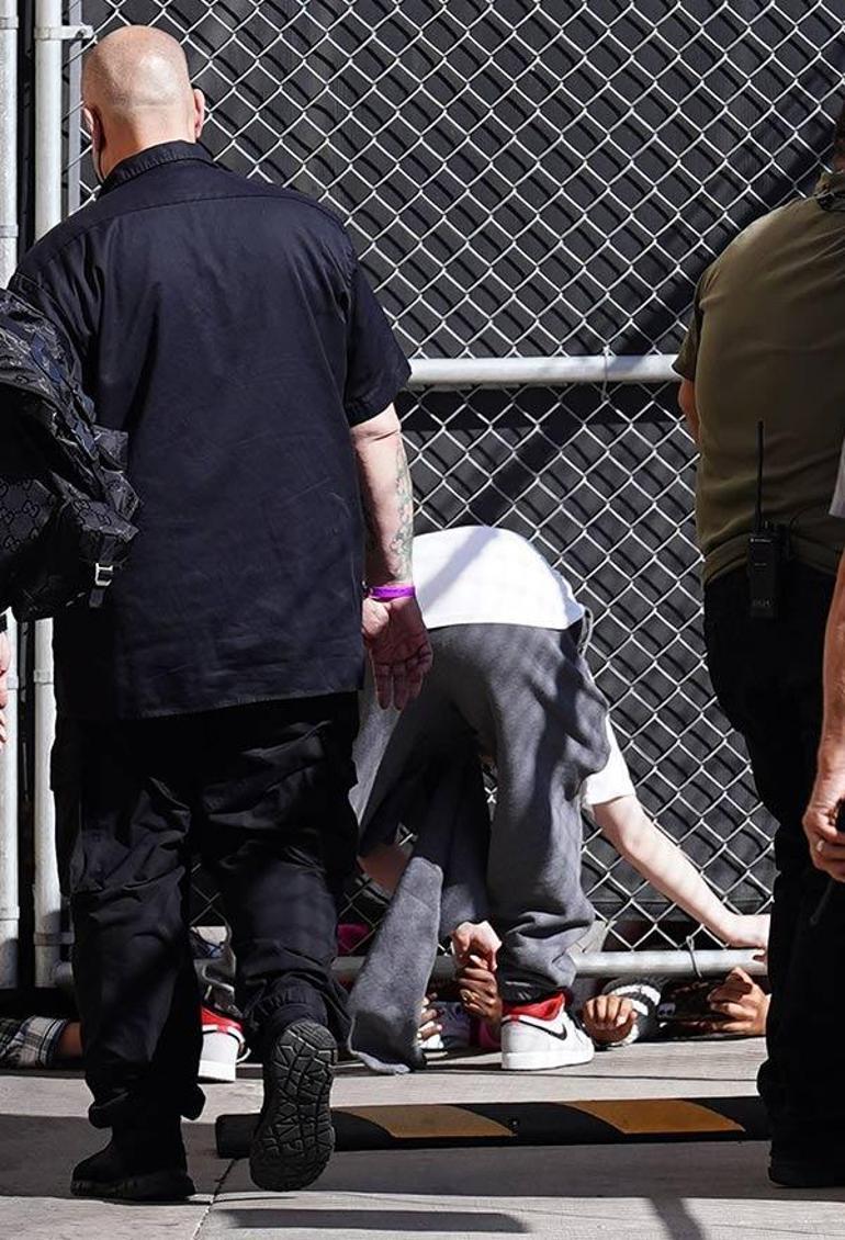 Billie Eilish hayranına yere yatarak ulaştı