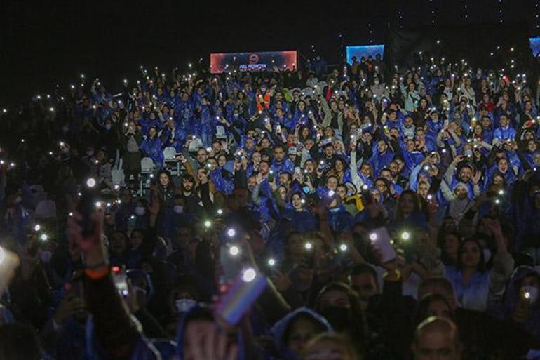 Berkaydan yağmur altında konser