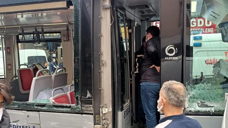 Zeytinburnunda tramvayla panelvan araç çarpıştı