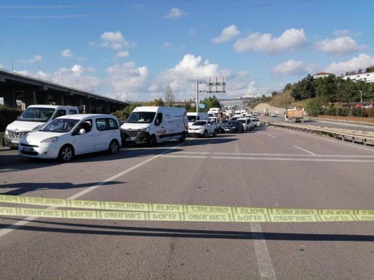 Sancaktepede hafriyat kamyonu yan yattı; yol trafiğe kapandı