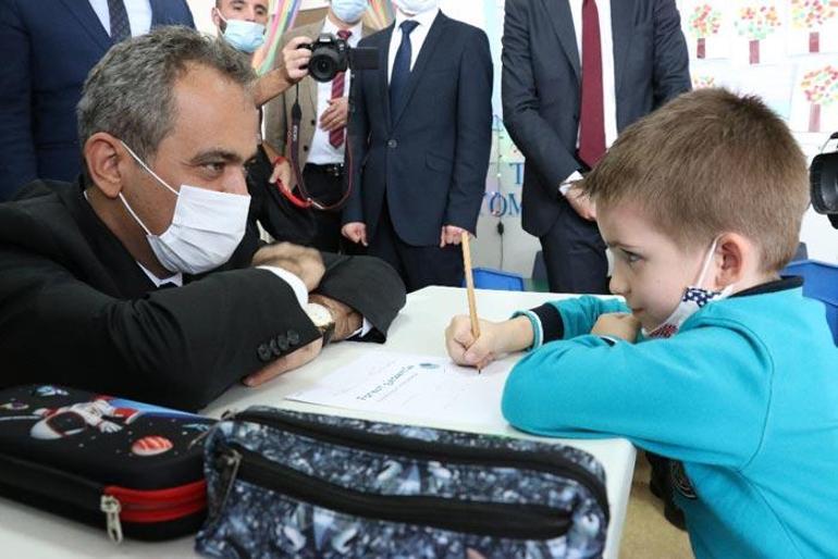 Bakan Özer, Kosova’da Maarif ve Elena Gjika okullarını ziyaret etti