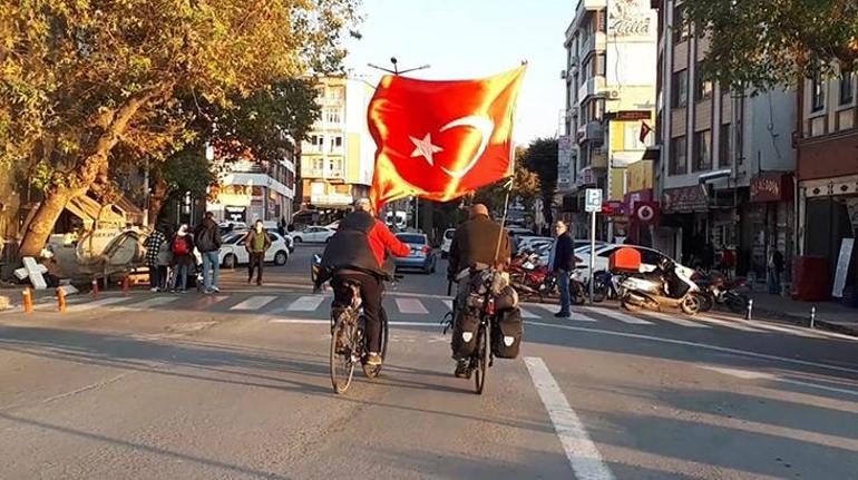 Almanyadan Türk bayrağı ve bisikletiyle yola çıkan gezgin Gelibolu’ya ulaştı