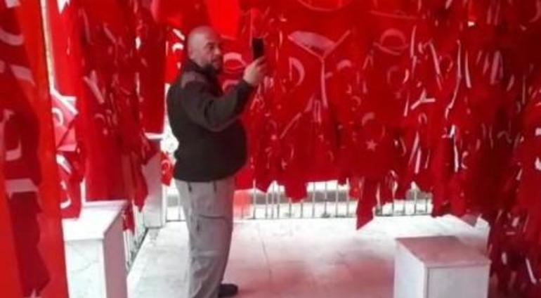 Almanyadan Türk bayrağı ve bisikletiyle yola çıkan gezgin Gelibolu’ya ulaştı