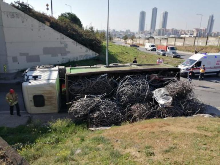 Kartalda demir yüklü kamyon devrildi