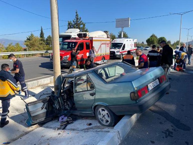 Aydınlatma direğine çarpan otomobildeki sürücü öldü, gelini ve 2 torunu yaralı