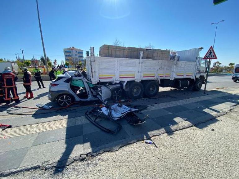 Otomobiliyle park halindeki kamyona çarparak ölen doktor Zonguldakta defnedildi