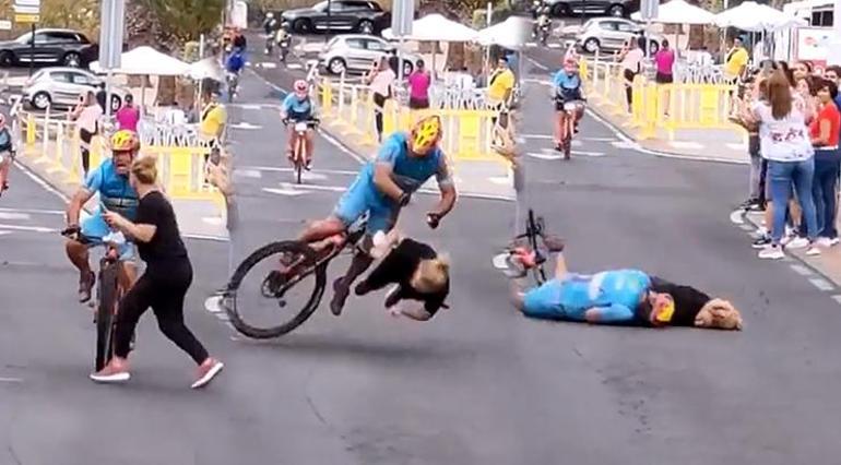 Birincilik çizgisine yaklaştığı sırada bisikletçinin önüne atladı Sonrası korkunç…
