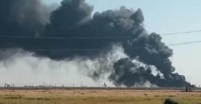 Kamışlıda petrol kuyusunda yangın 20 kilometrelik mesafeden görülüyor