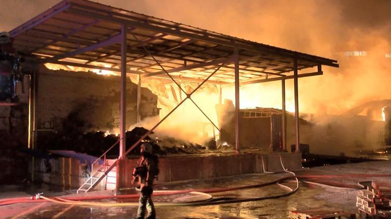 Son dakika: Esenyurtta ambalaj fabrikasında yangın 1 işçi hayatını kaybetti