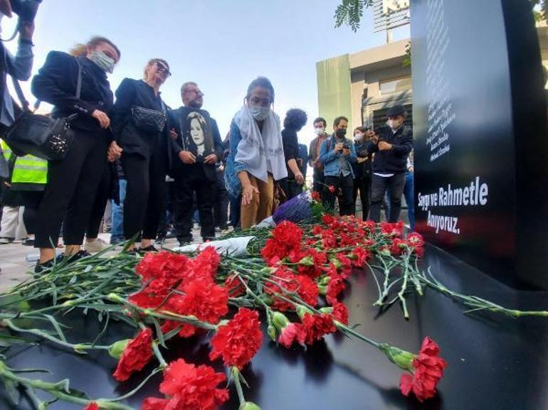 İzmirde, depremde kaybedilen 117 kişi anıldı