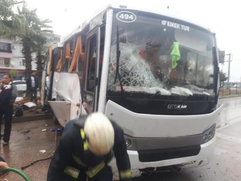 Antalyada midibüs takla attı: 2si çocuk 8 Rus turist yaralandı