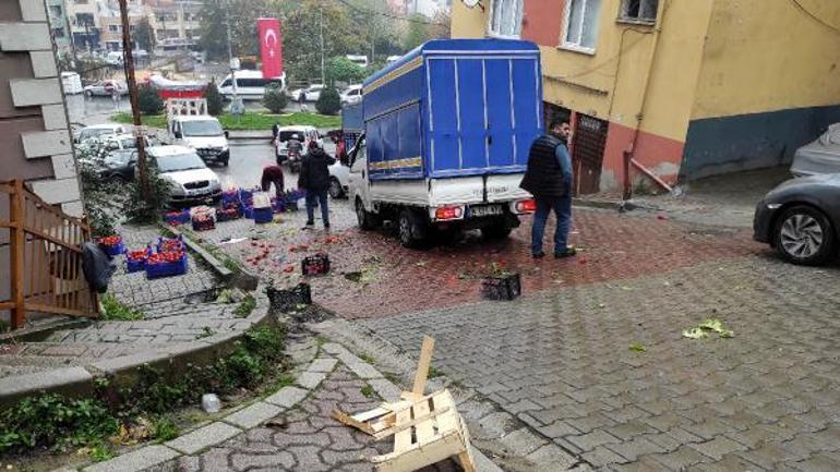 Kağıthanede sebze yüklü kamyonet otomobilin üzerine devrildi