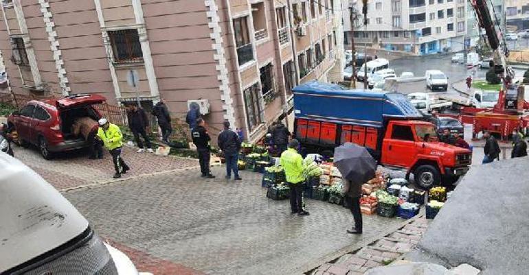 Kağıthanede sebze yüklü kamyonet otomobilin üzerine devrildi