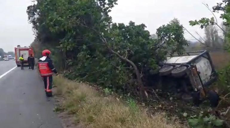 Asit yüklü tanker yol kenarına devrildi