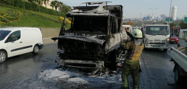 Başakşehirde seyir halindeki kamyon yandı Alev topuna döndü