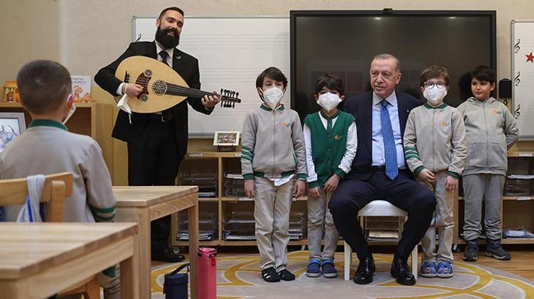 Cumhurbaşkanı Erdoğan ilkokul açılışında Şarkı seslendiren çocuklara eşlik etti
