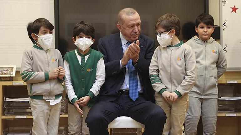 Cumhurbaşkanı Erdoğan ilkokul açılışında Şarkı seslendiren çocuklara eşlik etti