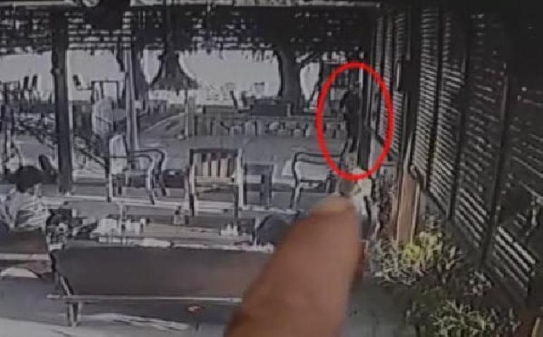 Kendisine havlayan köpeğe ateş açıp 3 kadını yaraladığı anlar kamerada