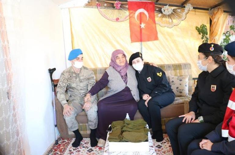 Tokatta yaşayan yaşlı kadın ördüğü yün çorapları askerlere verdi