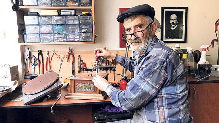 Gramofona can veren baba-oğul