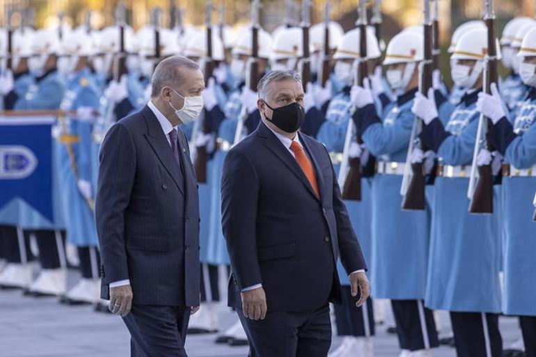 Macaristan Başbakanı, Türkiyeye ait tarihi eserleri Erdoğana iade etti