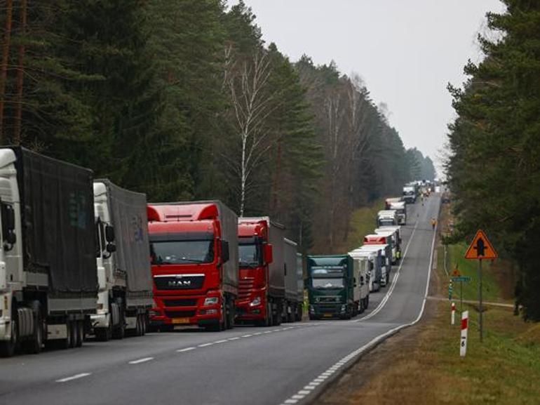 Kriz nedeniyle Belarus-Polonya sınırında kilometrelerce TIR kuyruğu oluştu