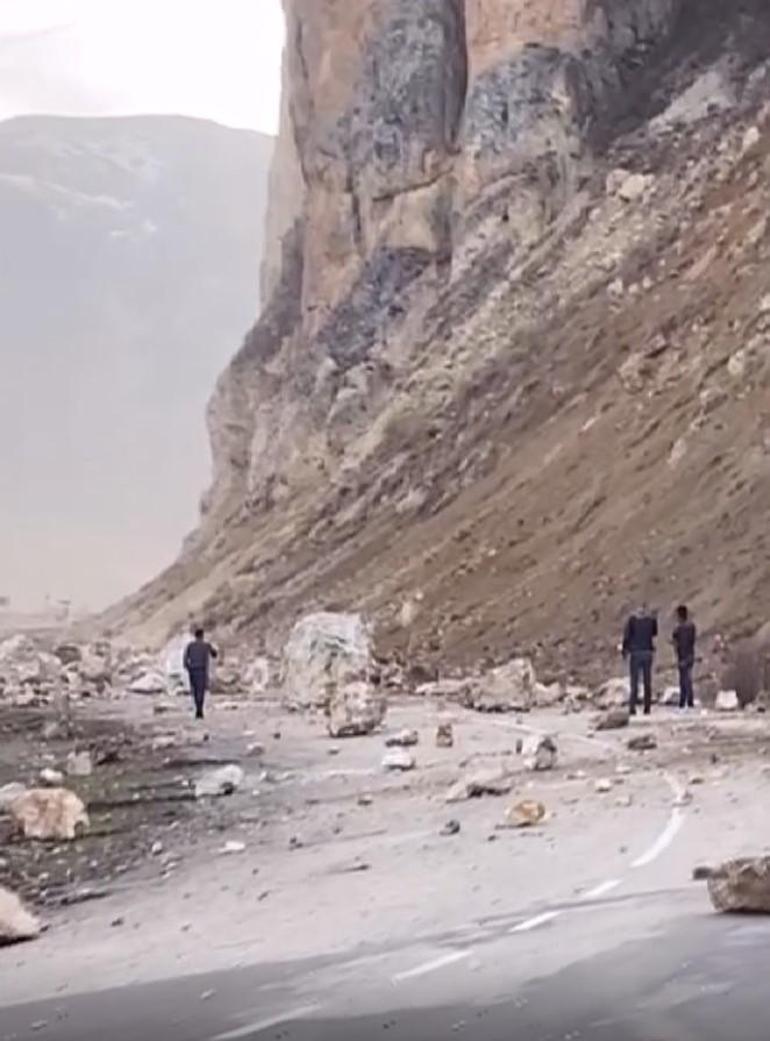 Erzurumda deprem sonrası heyelan Kara yolu ulaşıma açıldı