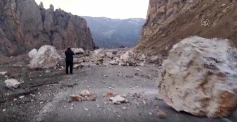 Erzurumda deprem sonrası heyelan Kara yolu ulaşıma açıldı