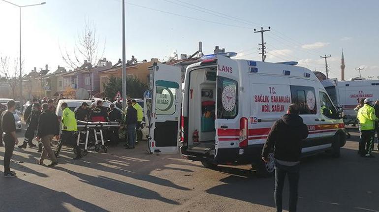 Öğrenci servisiyle polis aracı çarpıştı 9 yaralı