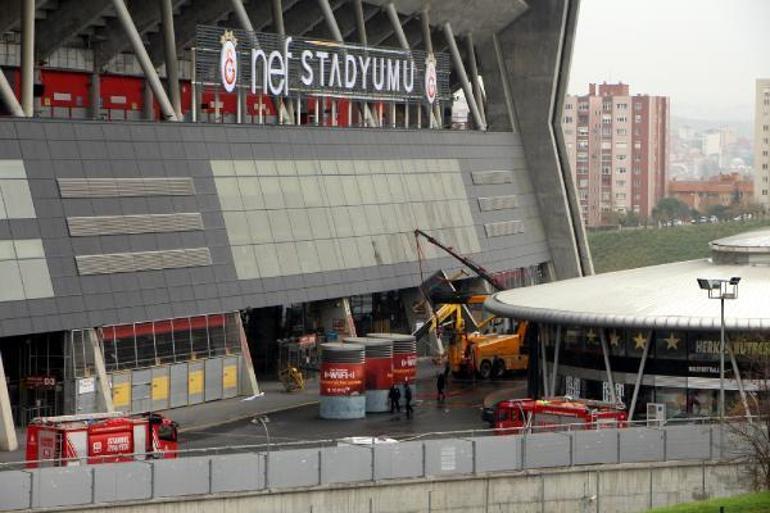 Galatasarayın stadında vinç devrildi: 3 yaralı