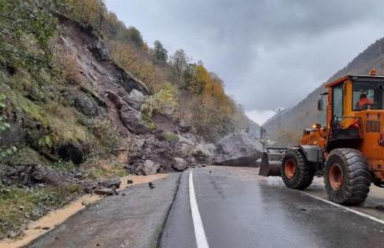 Trabzon’da heyelanda kapanan yol açıldı