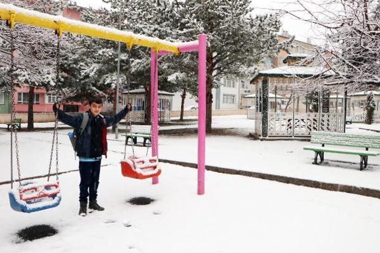 Erzurum, kar yağışıyla bembeyaz oldu