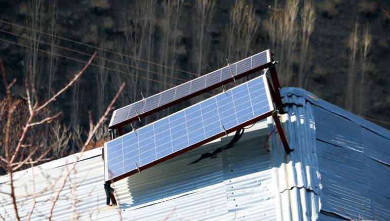 Güneş paneli ve rüzgar türbininden kendi elektriğini üretiyor