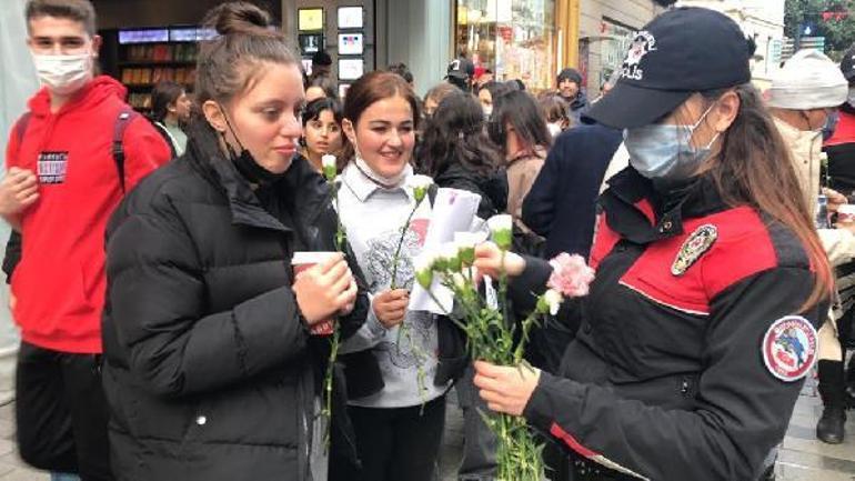 Polis Taksimde kadınlara çiçek dağıttı