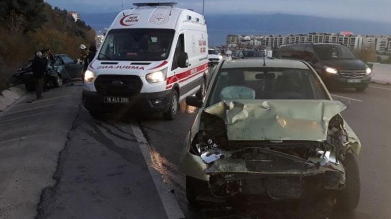 Bursada inanılmaz kaza Arıza yapan araca başka bir otomobil çarptı