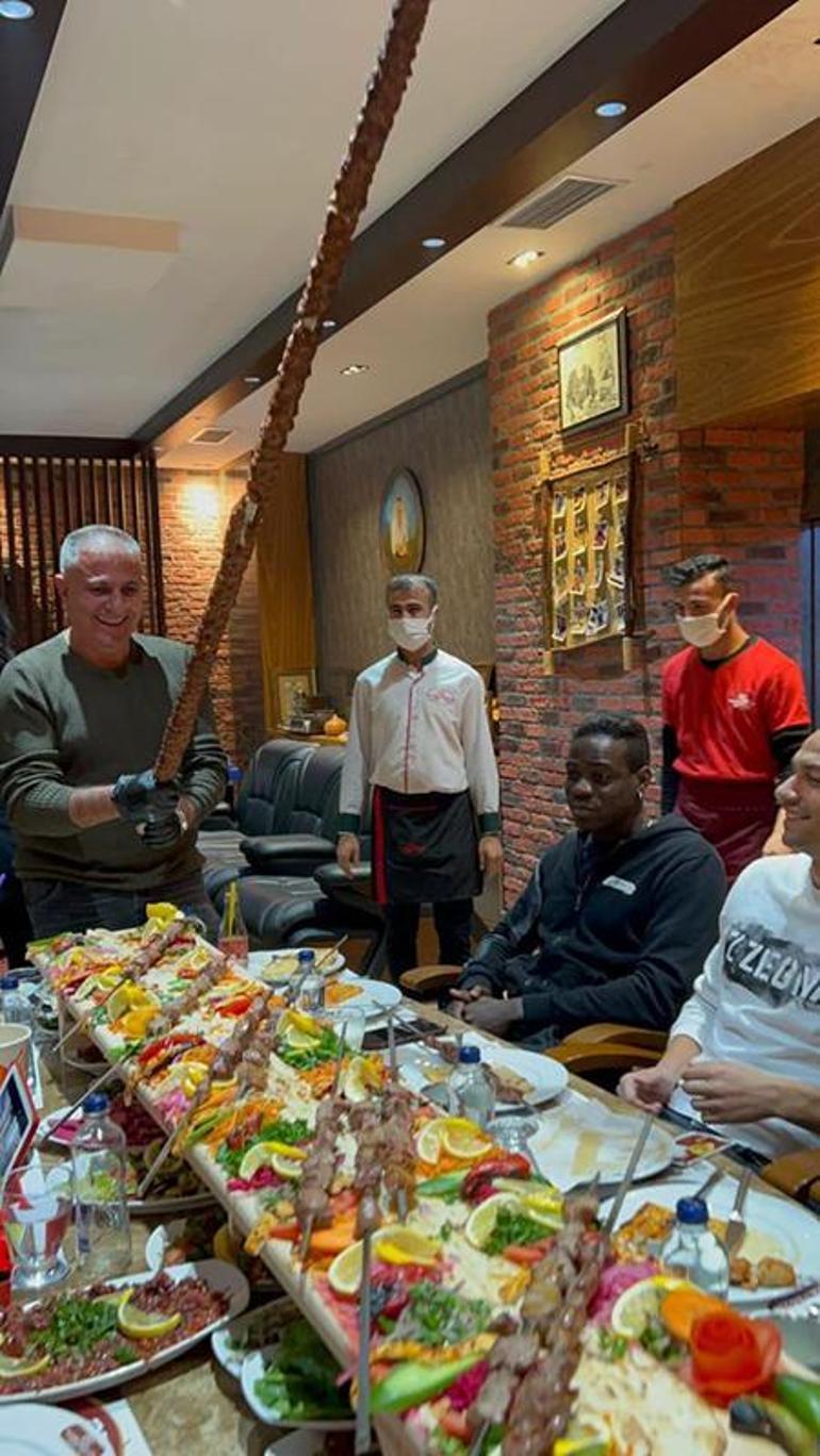 Balotelli ve Gökhan İnler’in kebap keyfi