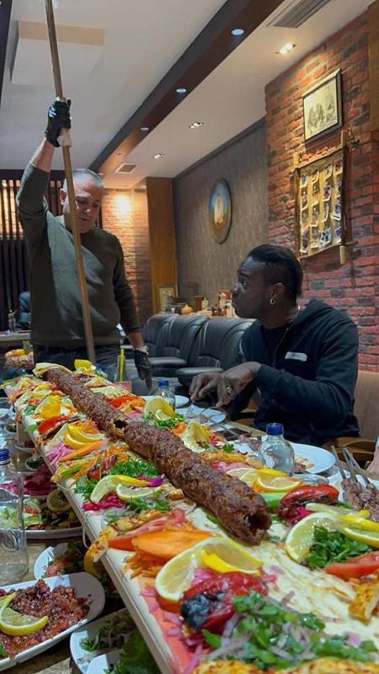 Balotelli ve Gökhan İnler’in kebap keyfi