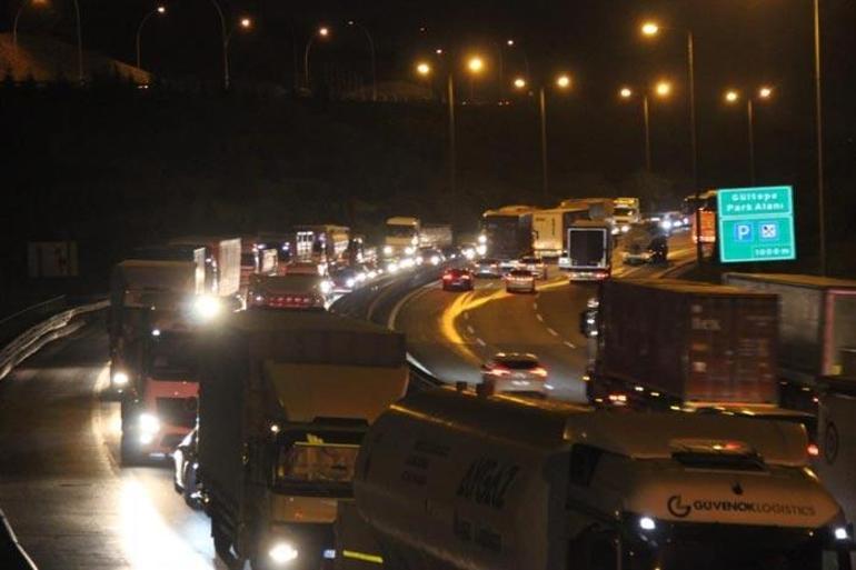 TEM’de iki TIR çarpıştı, kilometrelerce kuyruk oluştu