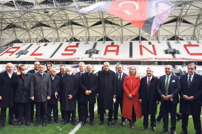 İzmir Alsancak Stadı’na ‘Mustafa Denizli’ adı
