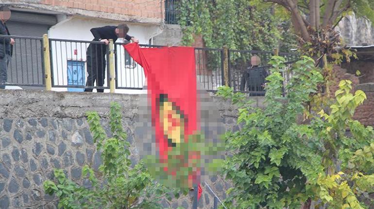 Diyarbakırda istinat duvarına asılan PKK paçavrası indirildi