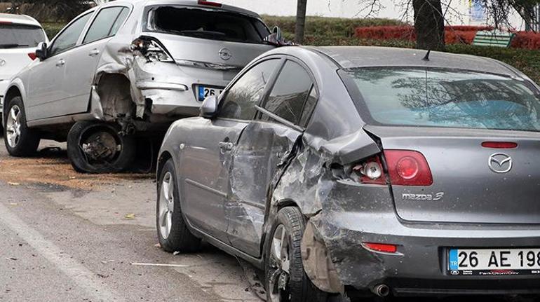 Kamyonet, park halindeki 6 otomobile çarptı