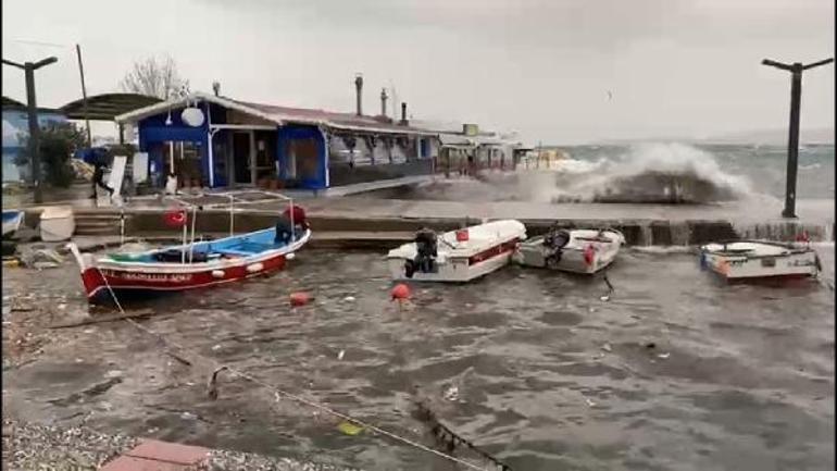 Balıkesirde kuvvetli rüzgar; sahildeki restoranları su bastı