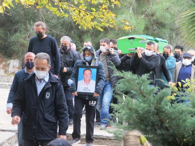Ebru Şallı gözyaşları içerisinde babasını son yolculuğuna uğurladı