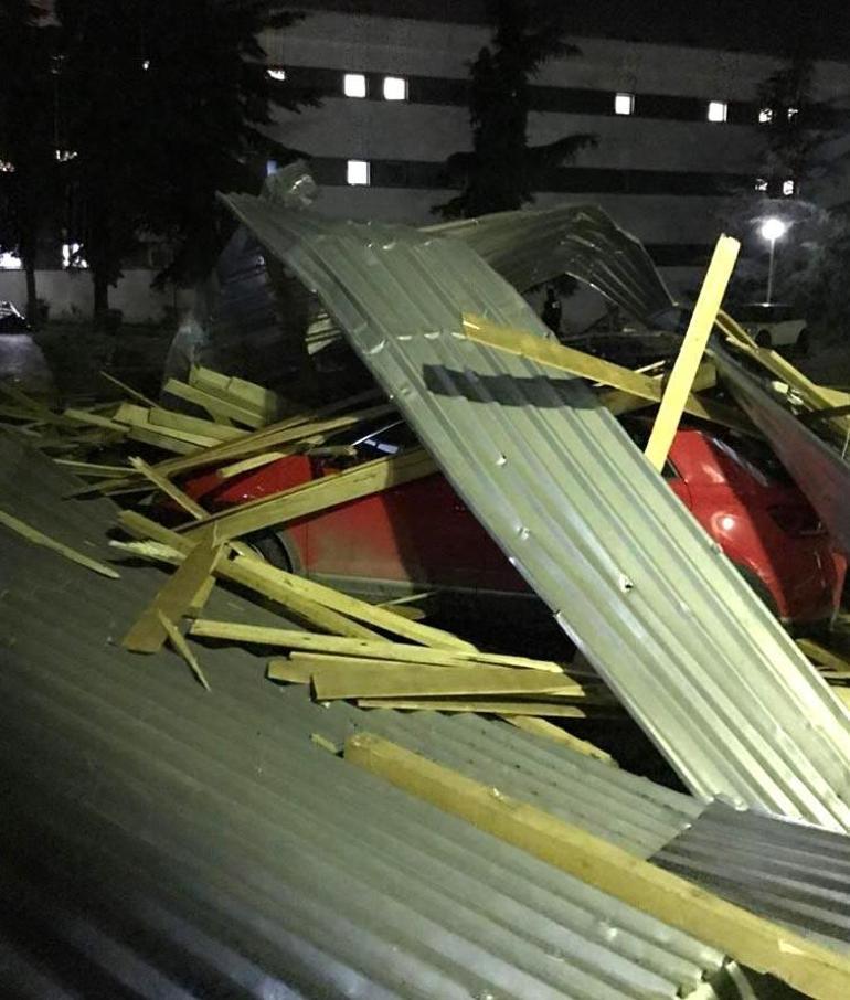 Trabzonda fırtına çatıları uçurdu, otomobiller hasar gördü