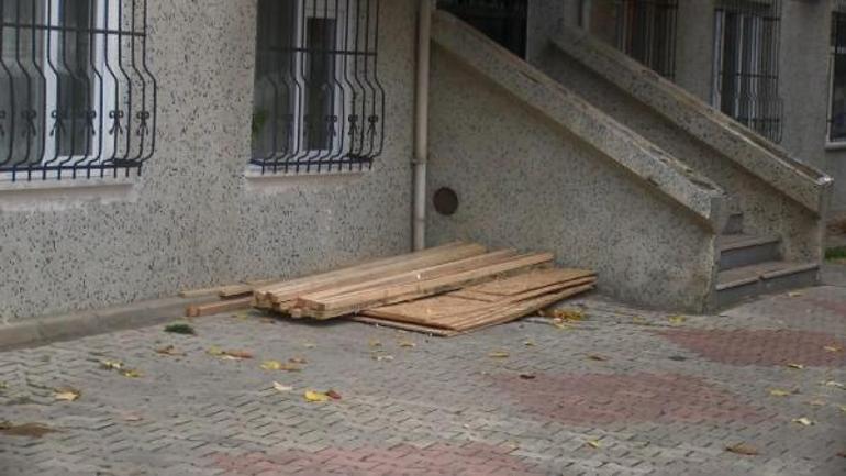 Lodosun uçurduğu suntalar bir kişiye çarptı; o anlar kamerada
