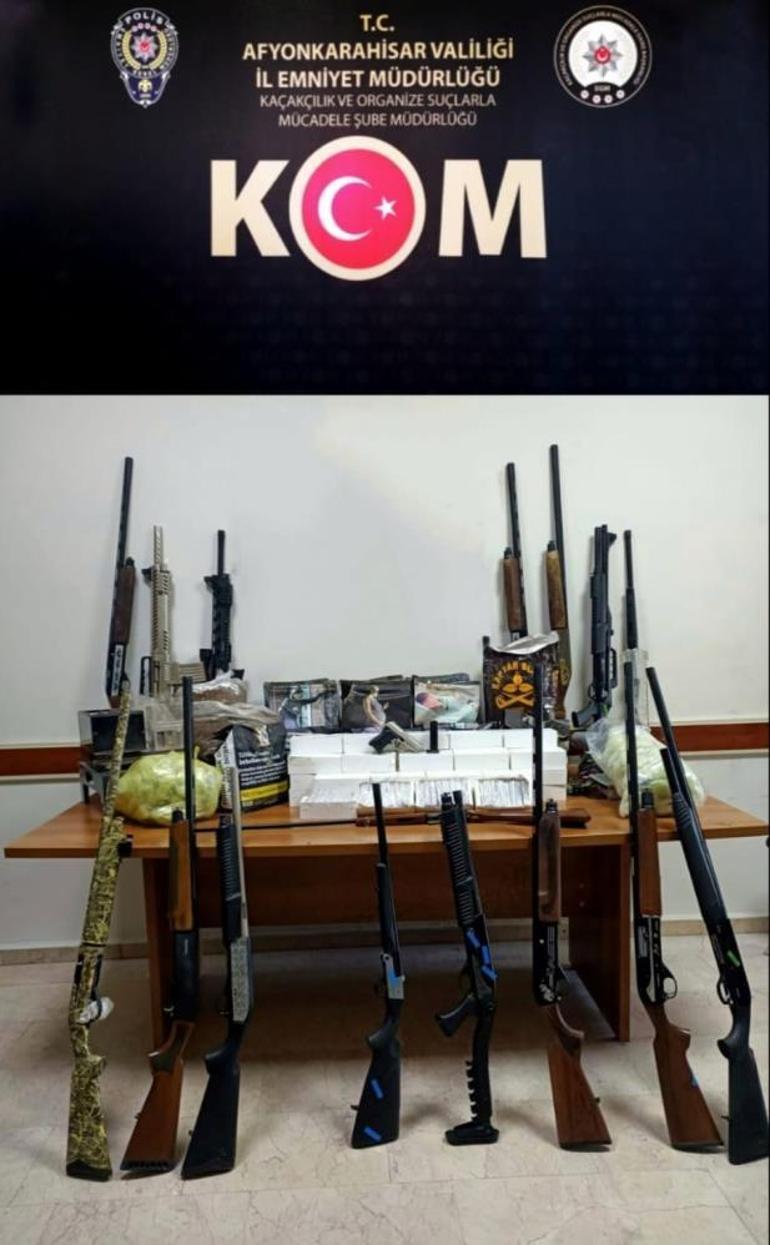 Baskın yapılan evlerden çok sayıda silah çıktı