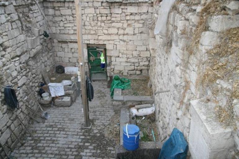 Anadolunun ilk mescidi bakımsızlıktan yıkılıyor