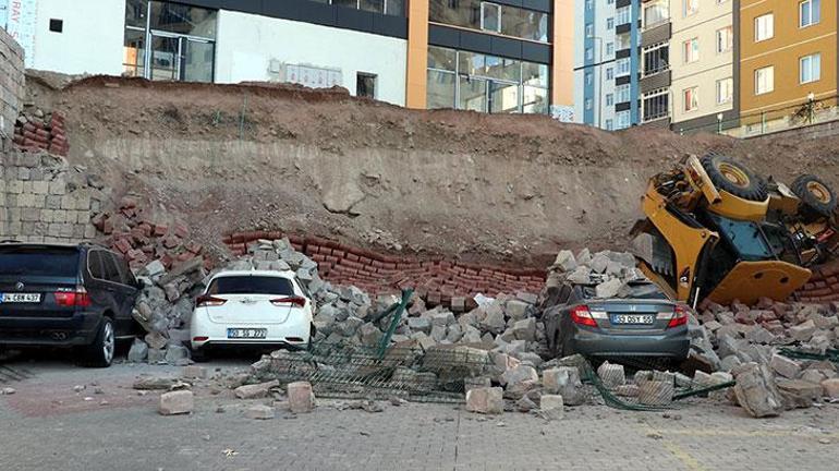 İstinat duvarı çöktü; 4 otomobil hurdaya döndü