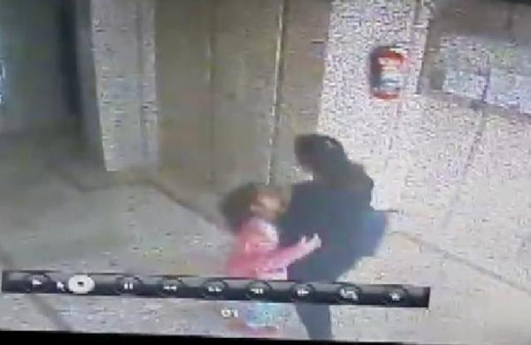 6 yaşındaki kızının gözü önünde bayılana kadar dövüldü